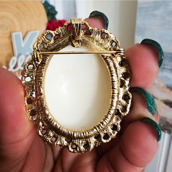 VTG 70's Victorian Cameo GoldTone Frame Sugarstone Oval Pendant Brooch. - Picture 10 of 15